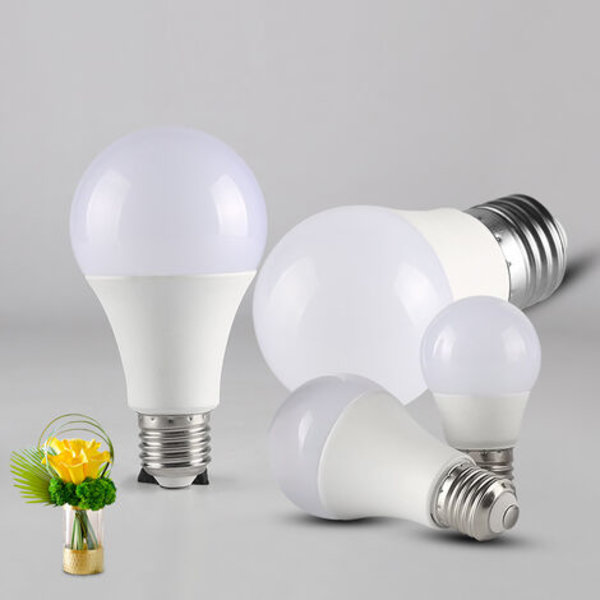 Sæt med 4 9W LED-pærer - Varmt hvidt lys 6500K