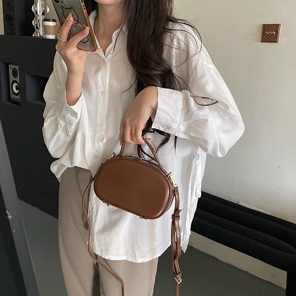 Crossbody Oval Bag Handväska Dam Vår Och Sommar 2023 Ny axelväska Mode Mångsidig Kontrast Fritidsväska Brun