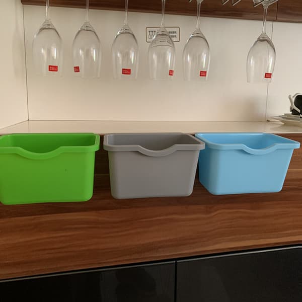 Plastisk søppelbøtte til kjøkkenskapdør
