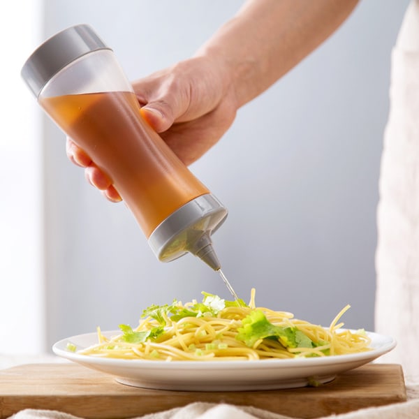 Tyk plastsaucepresseflaske, køkkensalatpresseflaske, salatdressingflaske med skarp mund, beige