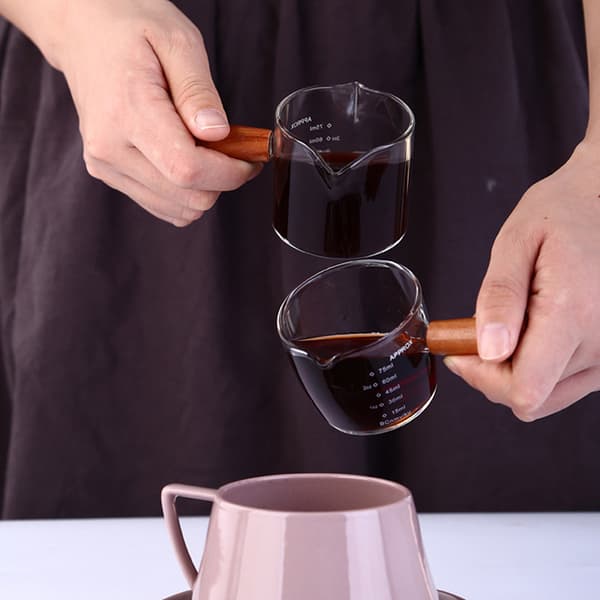 70/75 ml Borosilikatglas mätkopp med dubbel pip och C