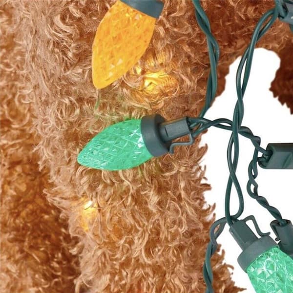 Julelys med fluffy Golden Doodle-hunddekoration