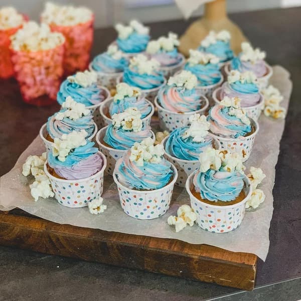 50 stk. papir cupcakeforme små muffinforme til bagning engangs cupcake bageforme til bryllupper, jul, fødselsdag (farvede prikker)