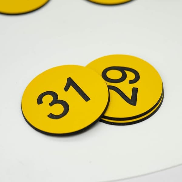 Nummerbrikker i plast, graverede nummererede brikker, ID-brikker, nøglebrikker uden hul (1-50)