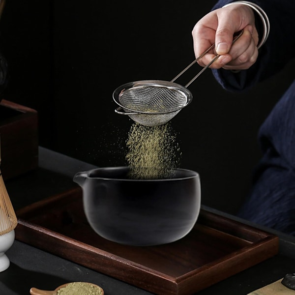 7 osan matcha-setti, matcha-vispilsetti sisältää matcha-kulhon, bambuvispilinpidikkeen, matcha-siivilän, teelusikan, lusikkapidikkeen ja teekäsipyyhkeen, japanilainen teeseti musta Svart