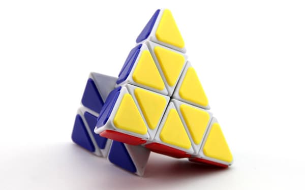 Qiji pyramid patch tävlingsproffs använder snabb vridning slät pyramid främmande student pusselkub