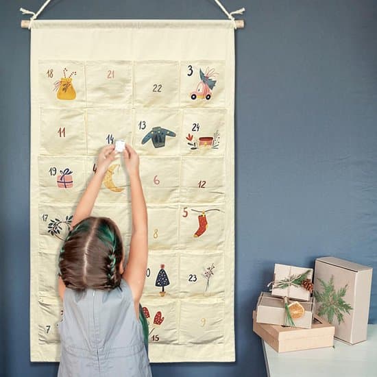 Adventskalender med 24 gjenbrukbare poser for barn