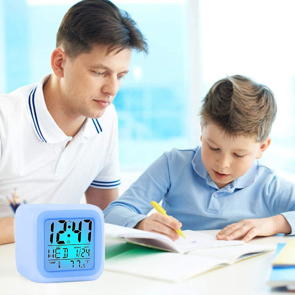 Digital alarmklokke for barn, 7 farger skiftende LED nattklokke med lys for barn, skolegave for jenter gutter kvinner voksne (7,5*7,5*7,5cm)