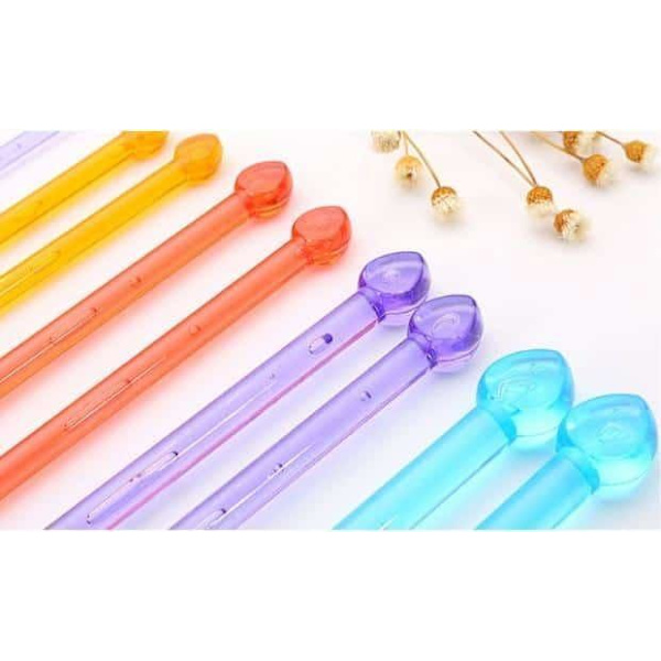 N016 - Set med 4 par stickor i flerfärgad plast