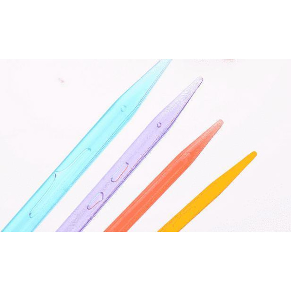 N016 - Set med 4 par stickor i flerfärgad plast