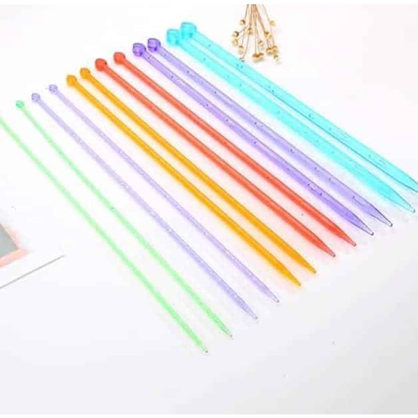 N016 - Set med 7 par stickor i plast