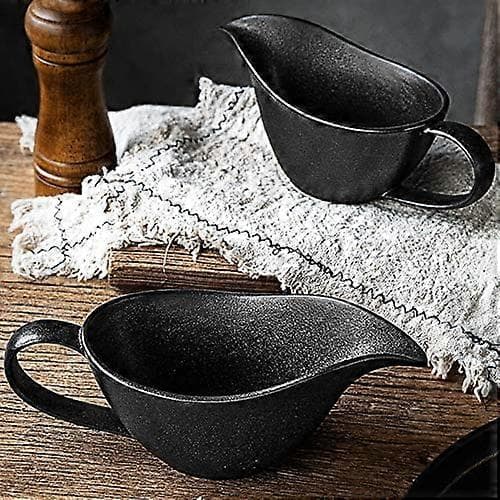 Sæt med 2 klassiske porcelænssovseskåle flødekander med let hældetud. 20 cl