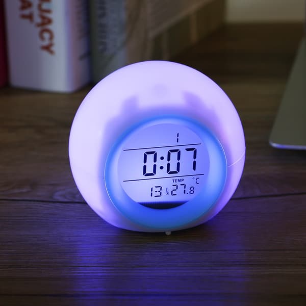 LED 7 Färger Ändra Väckarklocka Vakna Upp Ljus Klocka Digital Display