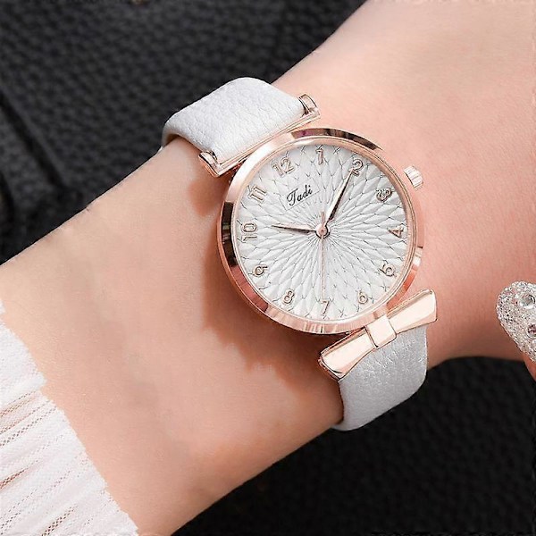 2022 Nya Damklockor Kvinnlig Läder Quartz Klocka Mode Casual Damarmbandsur Klocka Relogio