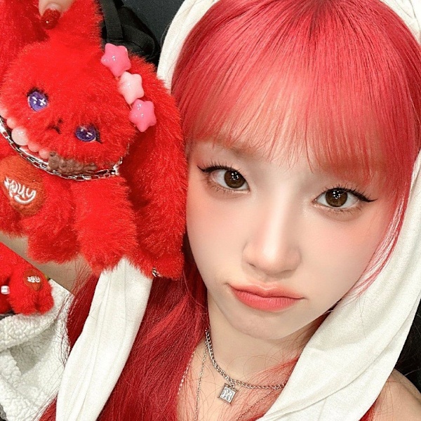 Star Song Yuqi punainen pupu riipus söpö sarjakuvanukke gidle oheistuote avaimenperä
