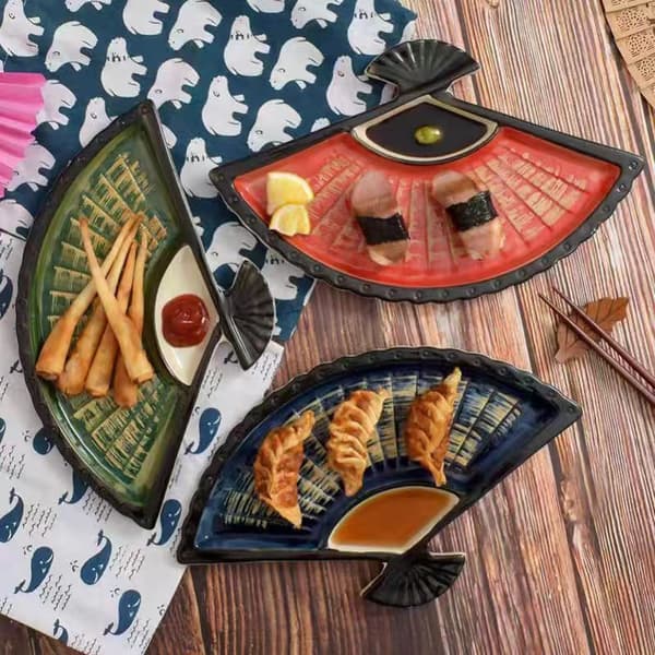 Opdelt keramisk snacktallerken med eddikefag, serveringsfad til dumplings, rejer, sushi med dipskål C