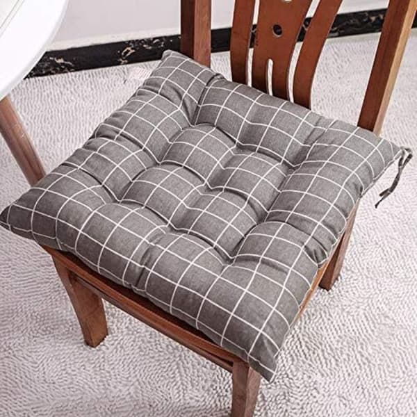 Sett med 6 stolputer 40x40 cm – 100 % polyesterfyll – Trekk 50 % polyester, 50 % bomull – Kan maskinvaskes på 30 °C