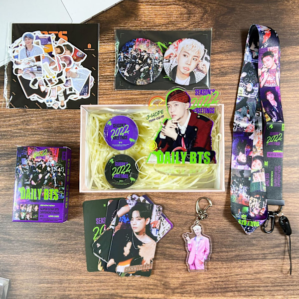 Nya BTS SEASON'S GREETINGS JHOPE Personlig Presentask Stöd Presentpaket Stativ Badge Sticker Presentask