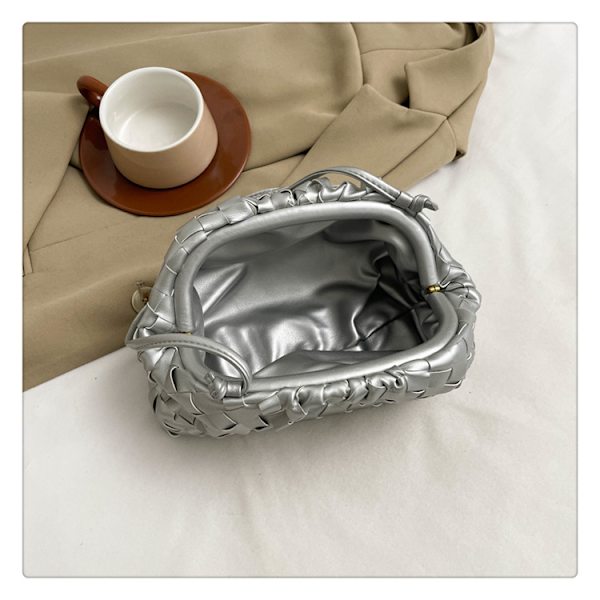 PU-vävd axelväska Cloud Mini läderclutch svart