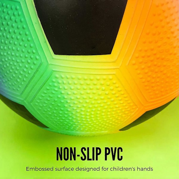 PVC-boll för barn. Regnbågsfärgad uppblåsbar fotboll. Mjuk boll för barn. Perfekt boll för lek på stranden, i parken, vid poolen, på semester. 23 cm i diameter.