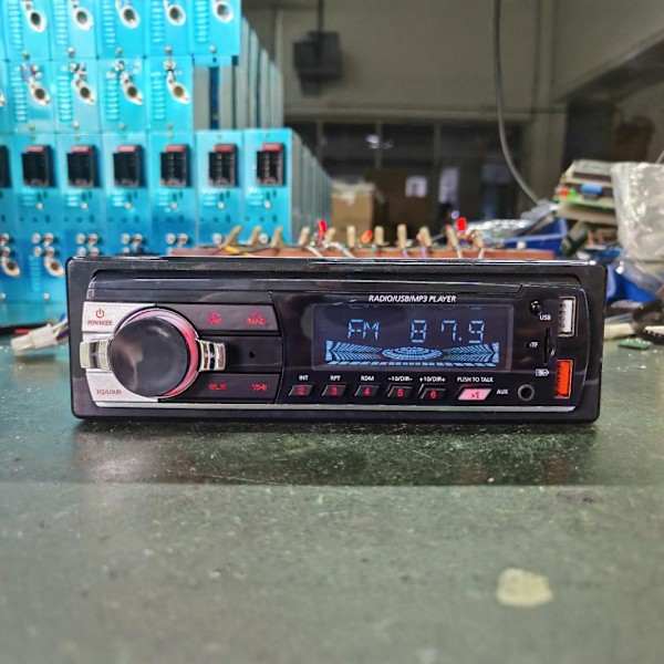 Kaksois-USB-auton MP3-soitin Bluetooth-äänipuhelu USB-kortinlukija Viileä värikäs valo LCD-näyttö
