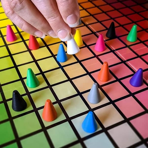 USAopoly | Hues and Cues | Arvauspeli | 30 minuutin peliaika-FX-
