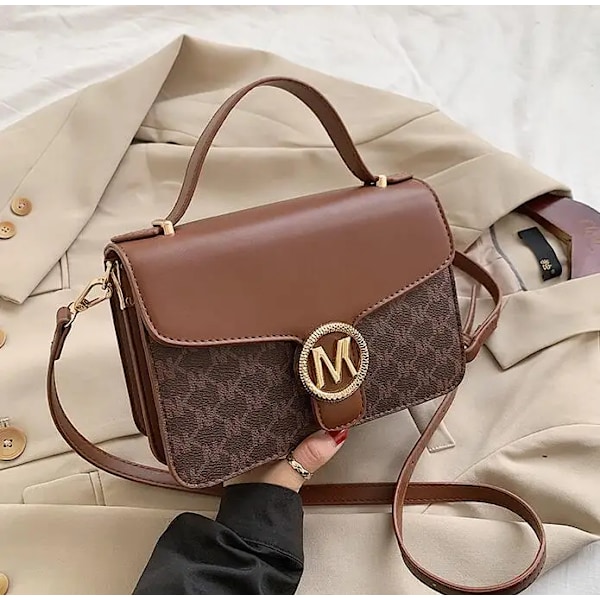 Nyt modemærke Bogstaver Hånd Bill Shoulder Lille firkantet taske Håndtaske Enkel tekstur Messenger taske Designer Dametaske Auburn Auburn 23x16x8 cm