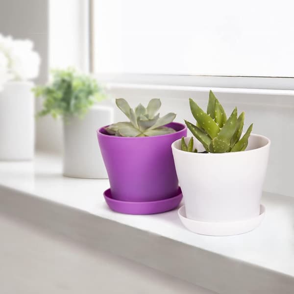 10-pak sorte harpiks urtepotter med bakke til indendørs planter, 14x12cm