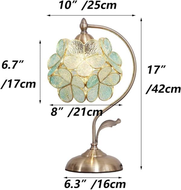 Tiffany-stil bordlampe med blomstret glasskærm og messingfod