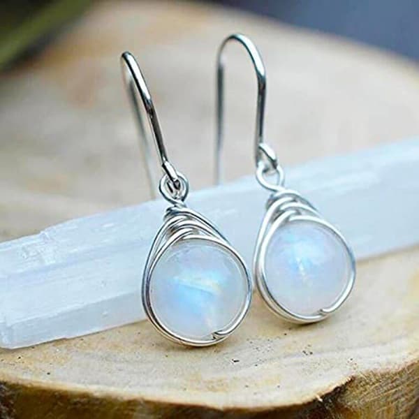 925 Sterling Silver Hanging Earrings with Natural Moonstone.