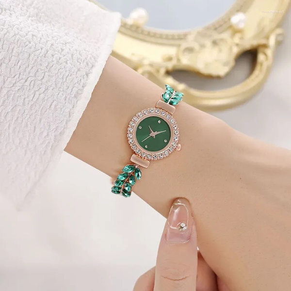 Lyxig damklocka armband diamantklocka blad kvartsklocka för kvinnor