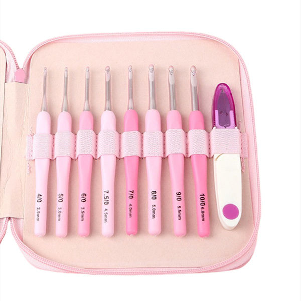 N030 - Set med 8 st. ergonomiska virknålar i snyggt rosa fodral multifärg one size