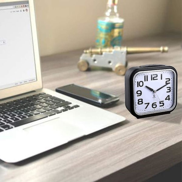 Tyst analog väckarklocka utan tickande, liten batteridriven analog reseväckarklocka, skonsam väckning, pipljud, batteridriven snooze och ljus F