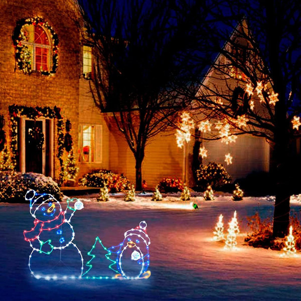 Tee itse leikkisä animoitu lumiukko lumipallotaistelu joulukoristeiden valot, ulkona hehkuvat lumiukon valot