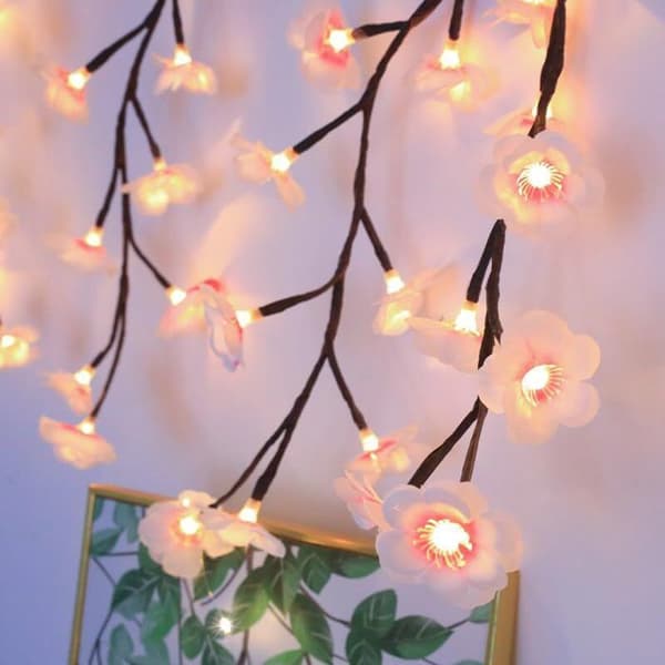 Ferskenblomst LED-lyslenke – 144 LED-lys – 8 lysmoduser (230 cm – hvit)