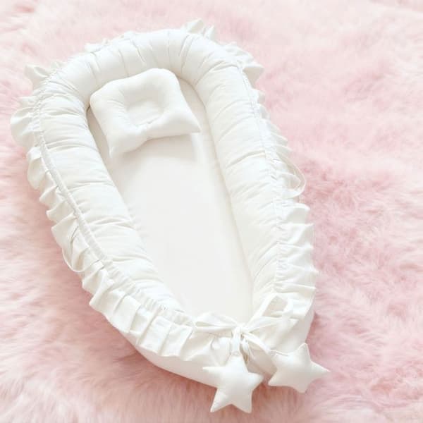 Babybedreduserer med volanger – Vaskbart babynest/kokong i ren bomull (55 x 85 cm) – Hvit Blanc