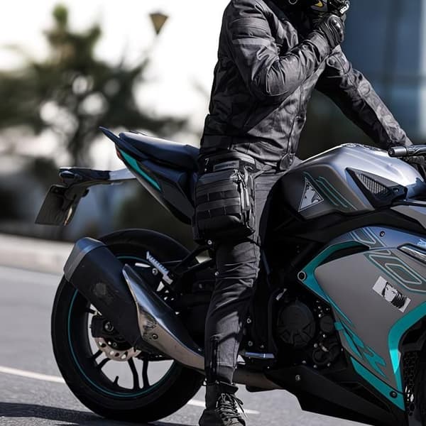 3L Motorcykel Benpose – Justerbar Rem – Holdbar Polyester – Multifunktionel (Lår/Hofte) – Ideel til Pendling