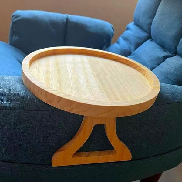 Sammenleggbart sofa-brett i tre, festes til armlenet, med kopp- og snacksholdere