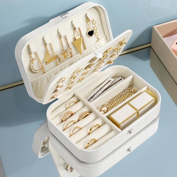 Smyckeskrin Litet Rese Smyckesförvaringslåda för Halsband Ringar Armband Högkvalitativ Imitation PU Läder Presentförpackning (Vit)
