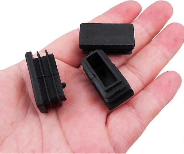 Förpackning med 20 rektangulära svarta plaständstycken, 15 x 30 mm plastpluggar, rektangulär halkskyddsmatta för rör