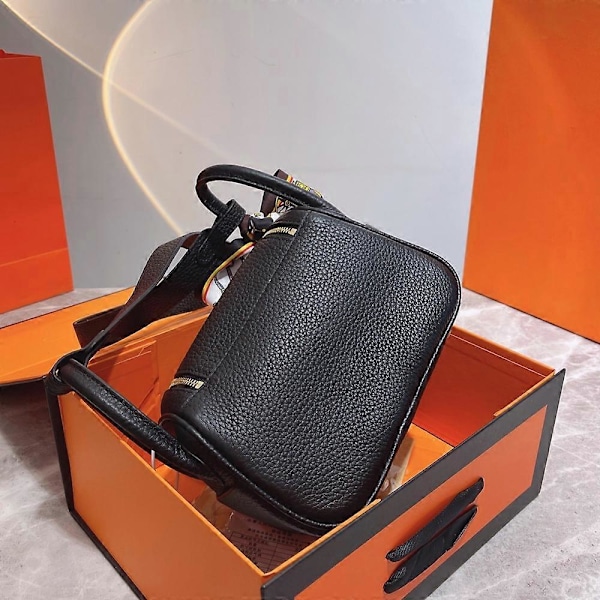 Liten svart gullknapp 19cm Mini Messenger Bag i kuskinn for kvinner, svart skulderveske med gullknapp 19cm Small black gold button 19cm