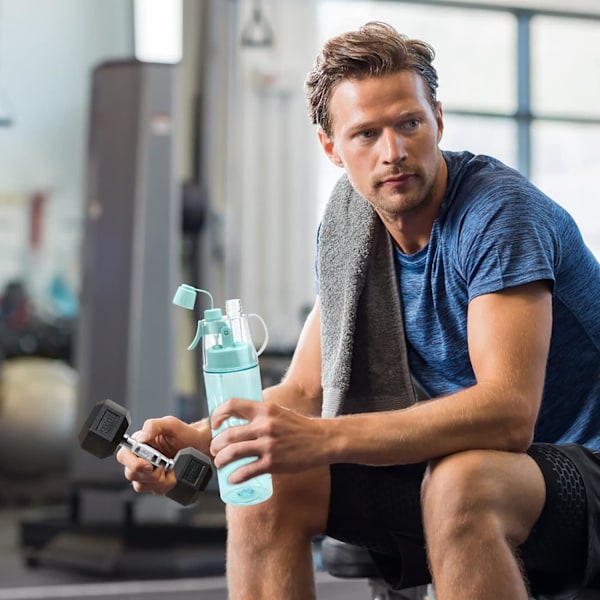 Vattensprayflaska Misting Vattenflaska Sport Vattenflaska för Utomhus Hydrering 580ml Drickflaska med Flip Straw, för Fuktgivande Kylning Frosted Blue