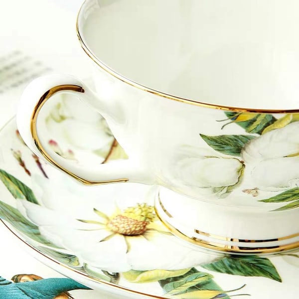 Set Vintage Fine Bone China Tea Cup Sked och fat Set Guld Trim Fine Dining and Bord Decor (Vit Camellia)