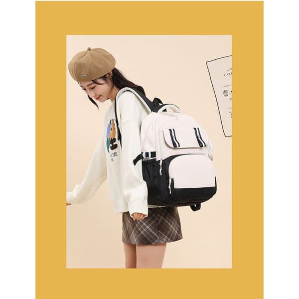 Ryggsäck med stor kapacitet i tecknad stil; har dragkedja och nylonfoder; perfekt för skolstarten.