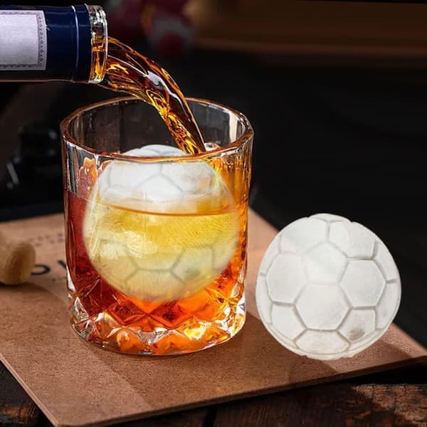 Fodbold-isterningform, med klart tragtformet låg, til afkøling af whiskycocktails og drinks