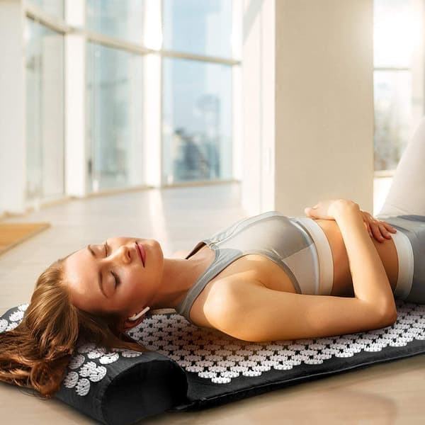 Sømmåtte med pude til massage og afslapning Sort