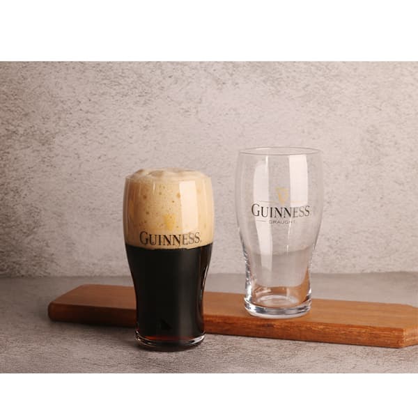 2 Guinness-tuoppia