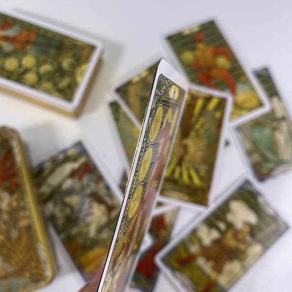 Tarot-kortit oppaalla ja laatikolla, alkuperäiset ennustustyökalut tulevaisuuden ennustamiseen Tarot-korttipakka aloittelijoille ja asiantuntijoille