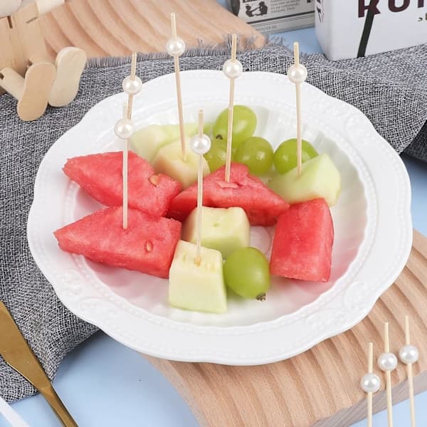 100 kpl cocktailtikkuja alkupaloihin, helmi-bambu