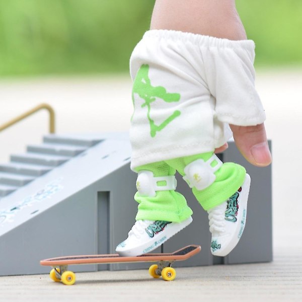 Mini Finger Scooter Sett Små Finger Skateboard med bukser og sko Klærsett Barnebursdagsgave Spilleleker -bp Black